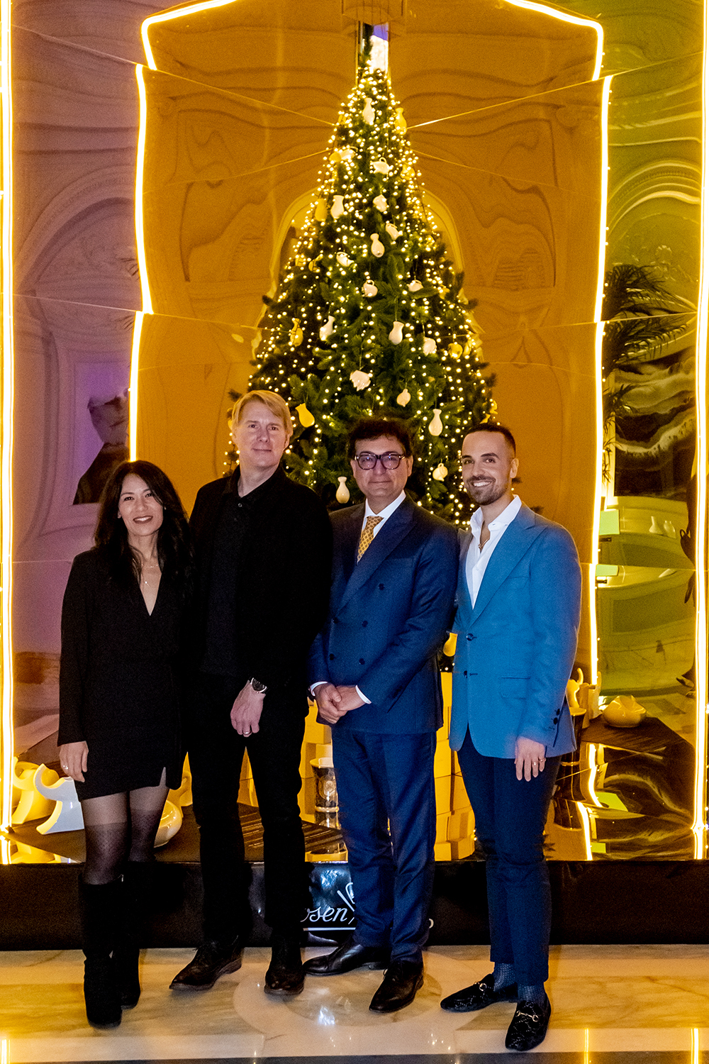 Anantara_Palazzo_Naiadi_Christmas_Tree_Ceremony_Francesco_Mennella_GM_con_John_Brown_CEO_Agoda_Suzy_Nam_wife